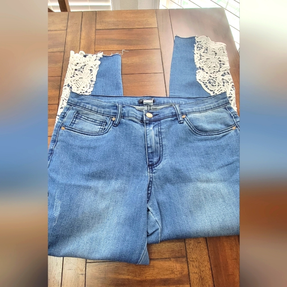 VENUS Jeans with White Lace Rhinestones Detail
